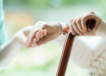 Cuidadores de idosos portadores da Doença de Alzheimer também necessitam de cuidados