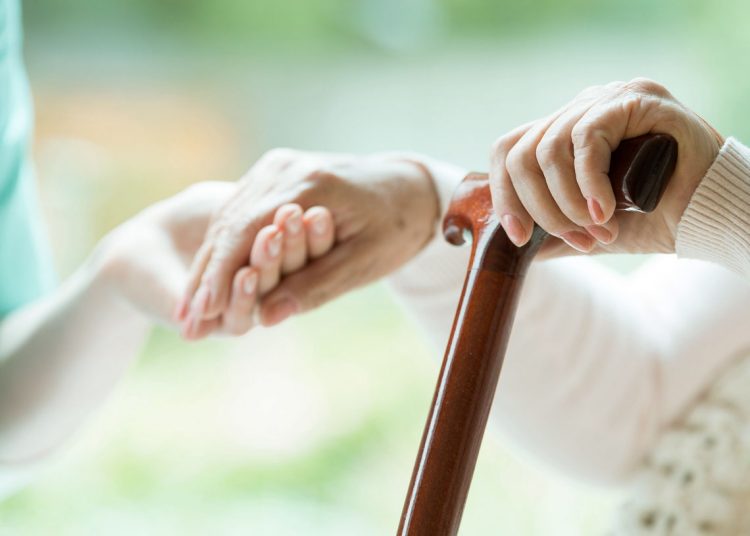 Cuidadores de idosos portadores da Doença de Alzheimer também necessitam de cuidados