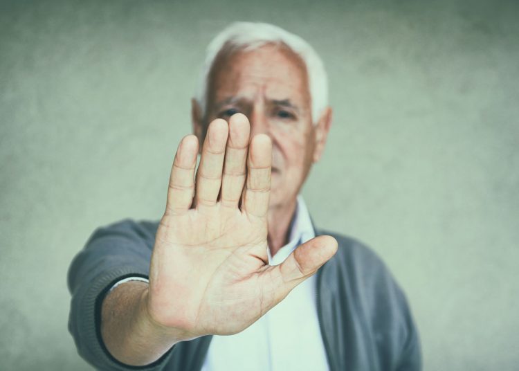 Idoso não aceita o acompanhamento de um cuidador